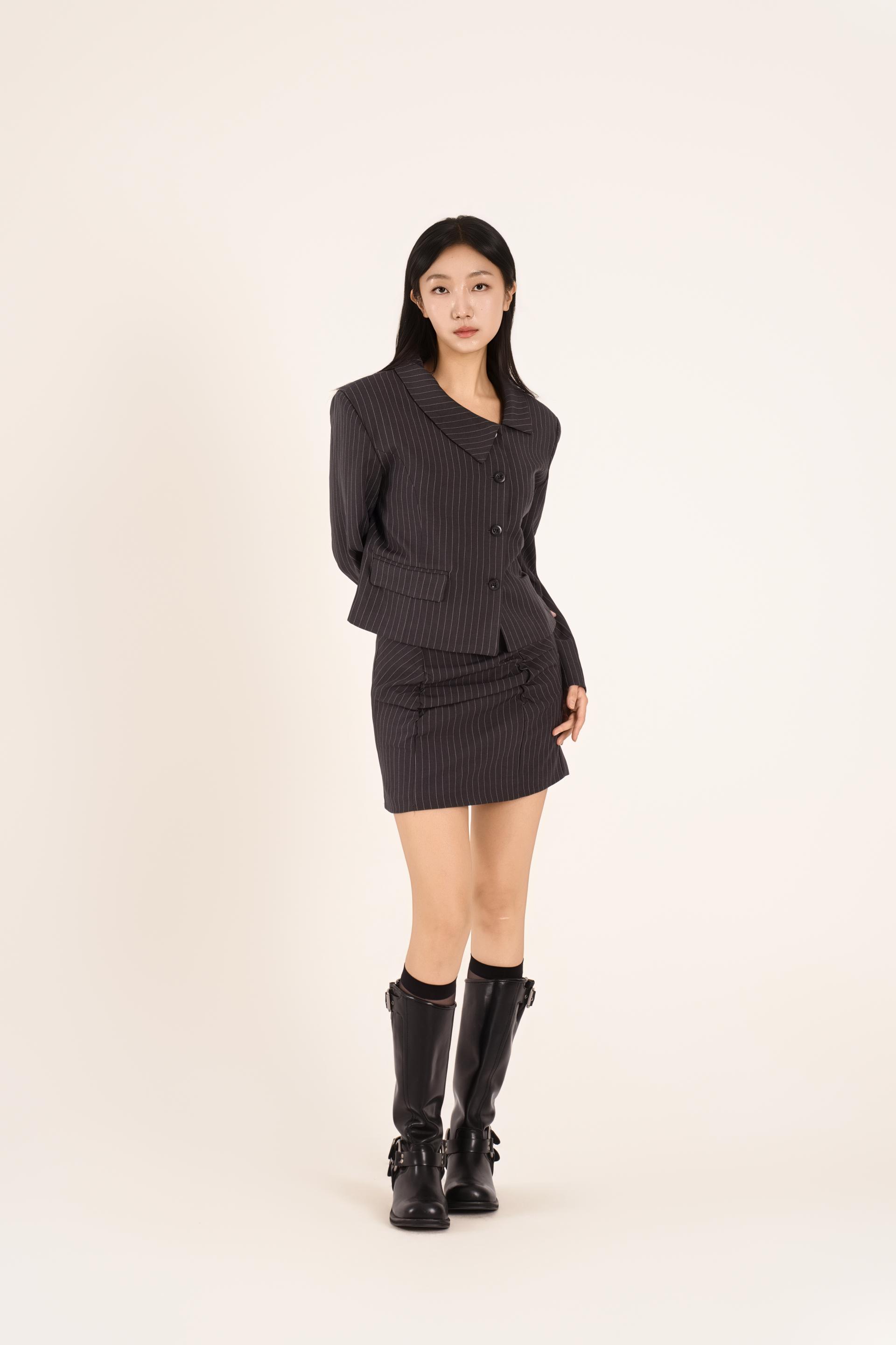 비대칭 버튼 셔링 미니 스커트 셋업