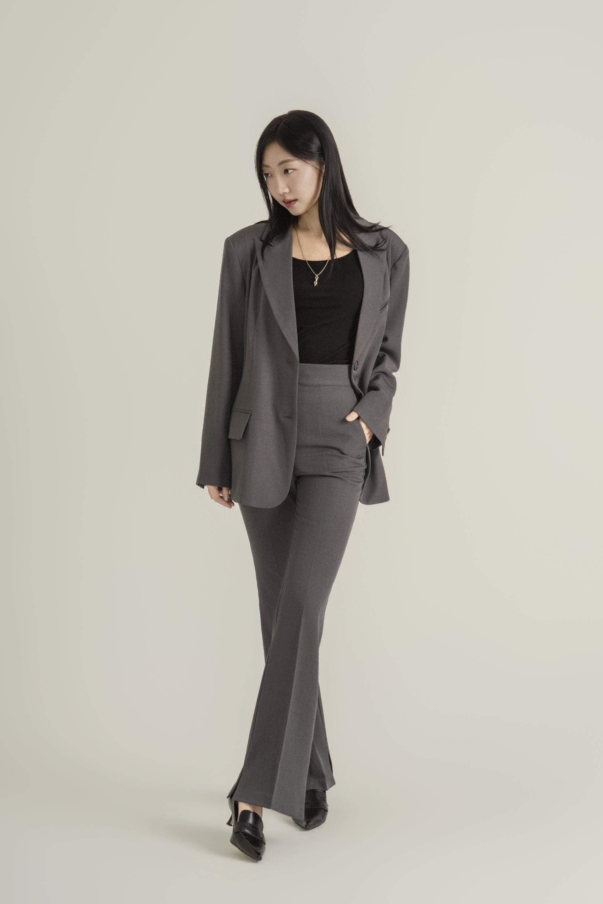 테일러드 세미부츠컷 시티 수트 셋업