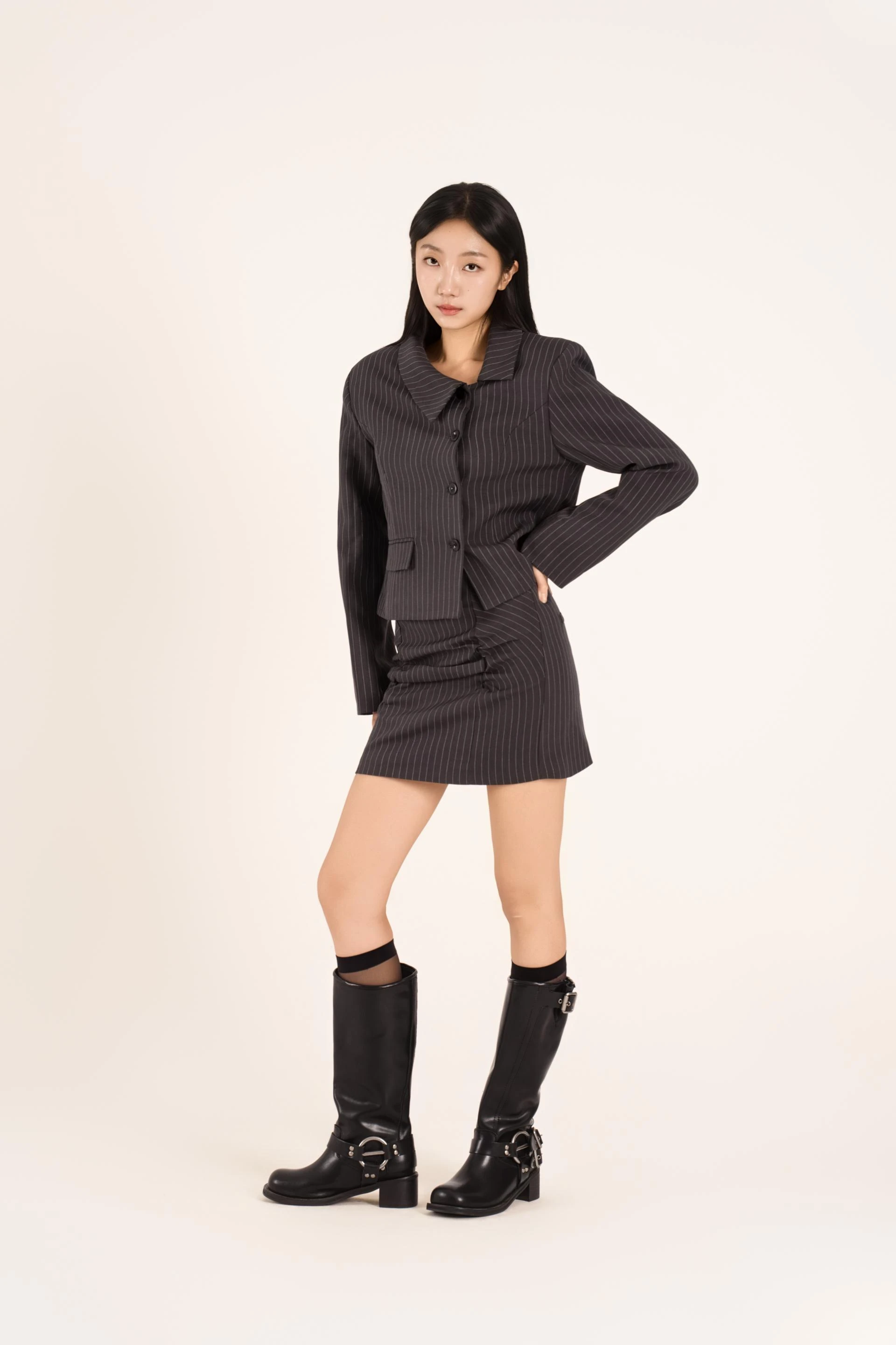 비대칭 버튼 셔링 미니 스커트 셋업