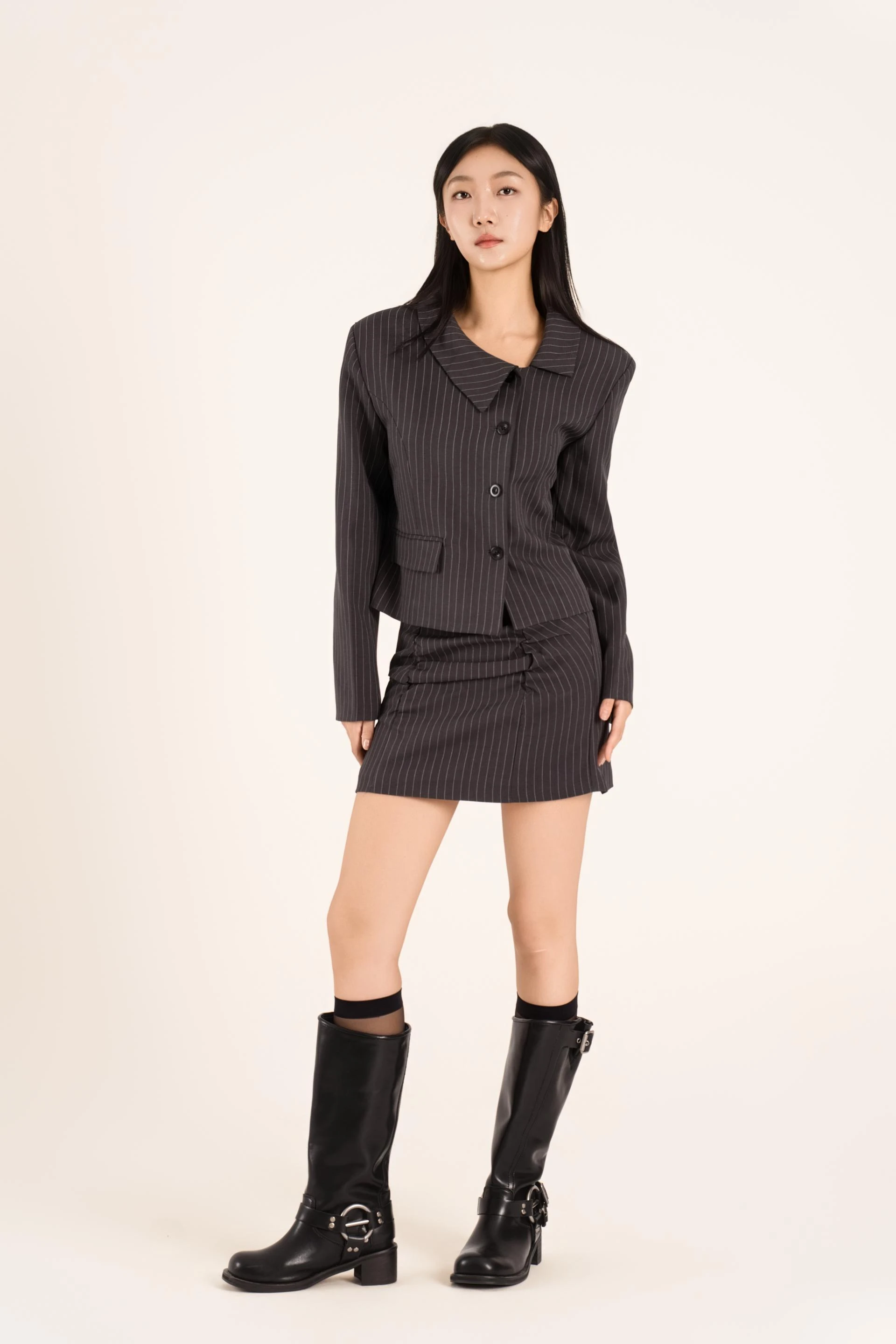 비대칭 버튼 셔링 미니 스커트 셋업