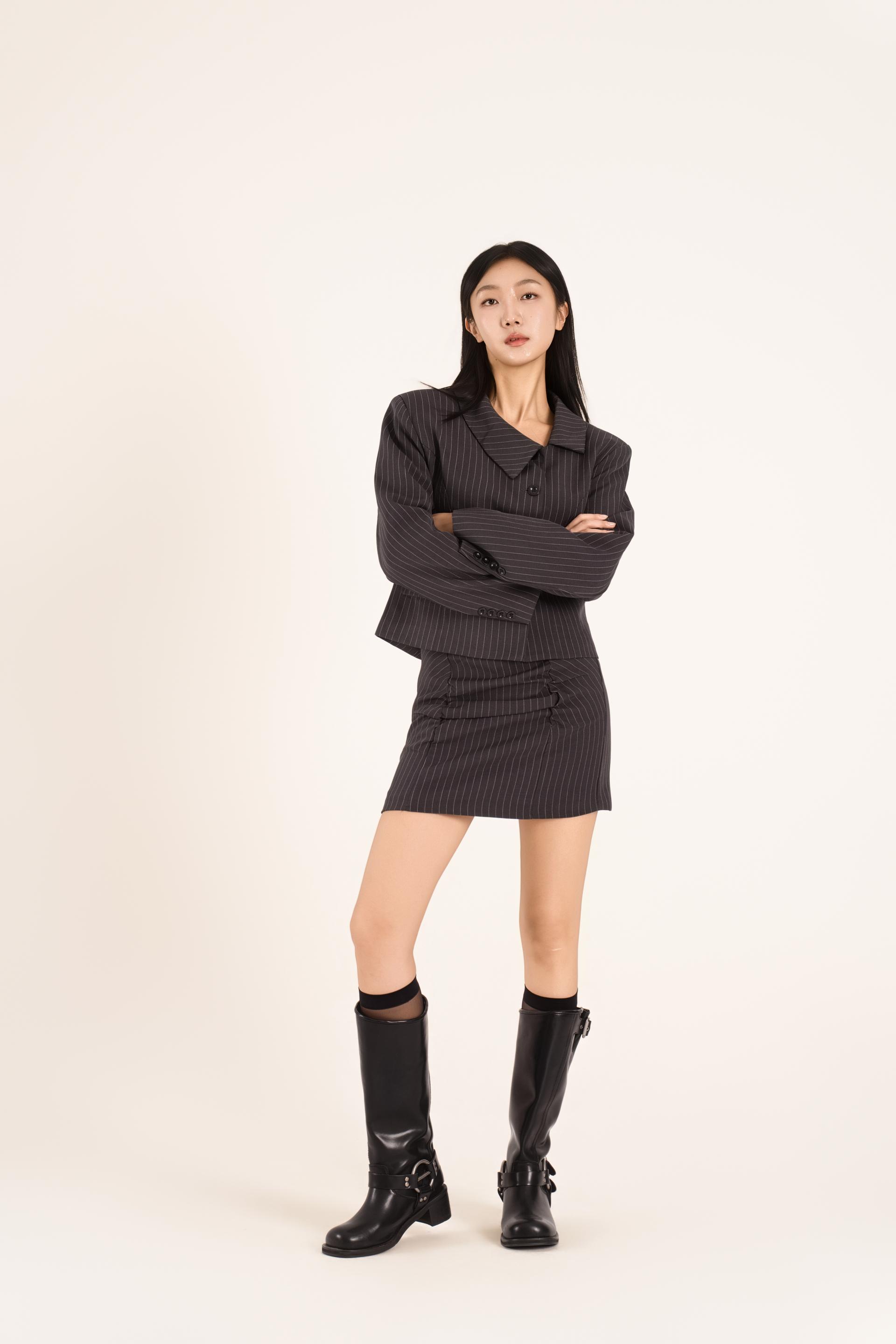 비대칭 버튼 셔링 미니 스커트 셋업