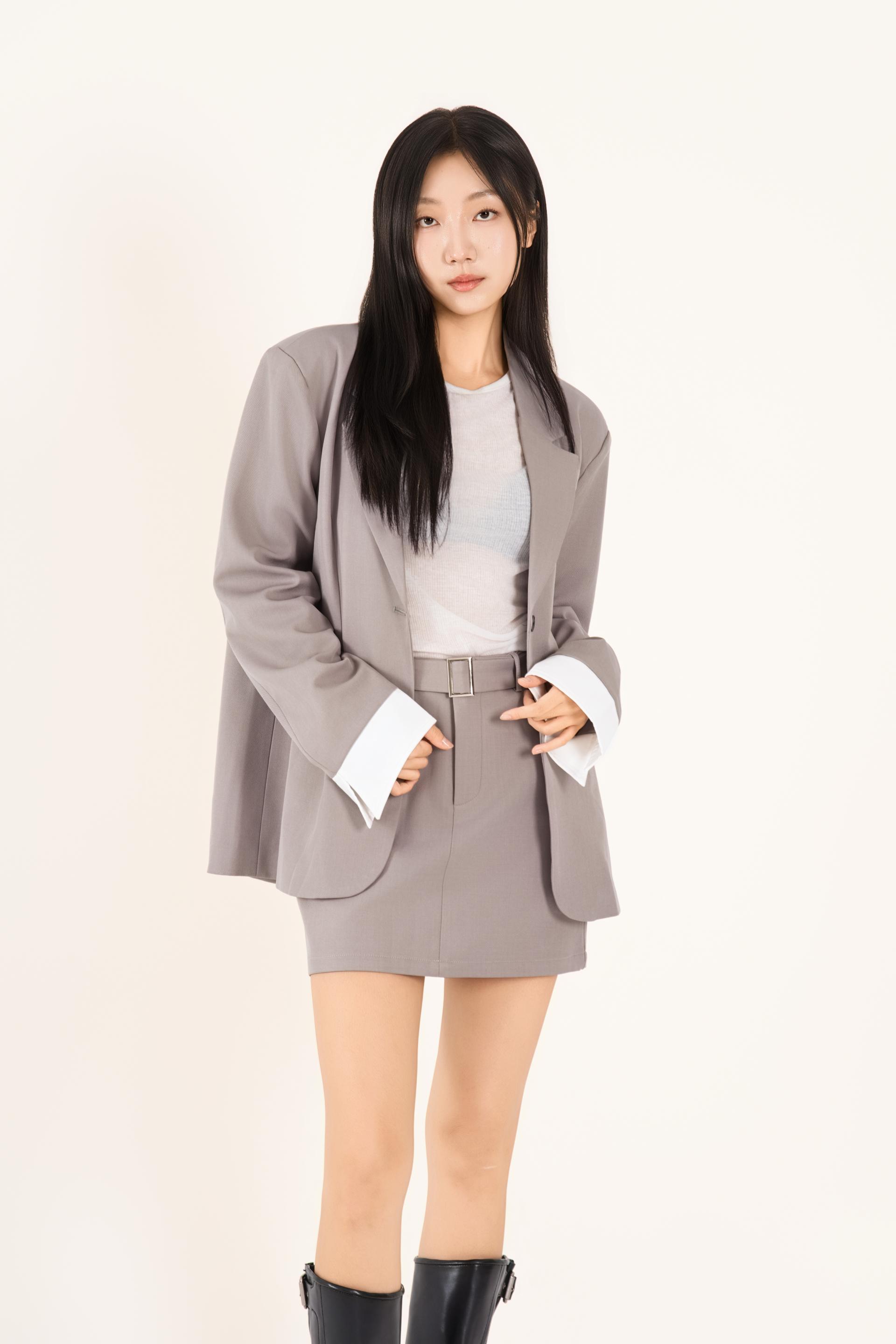 화이트 커프스 테일러드 미니 셋업
