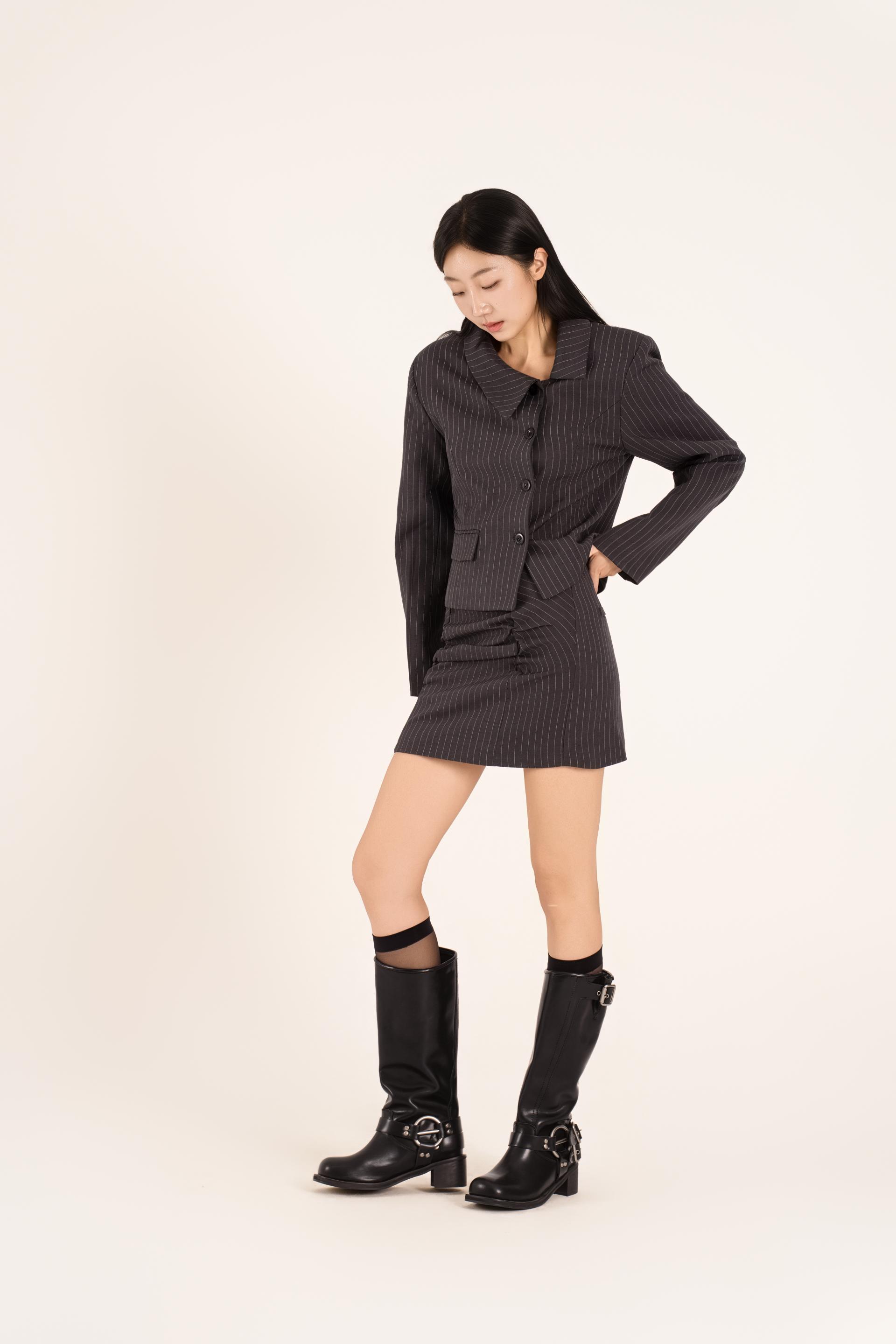 비대칭 버튼 셔링 미니 스커트 셋업