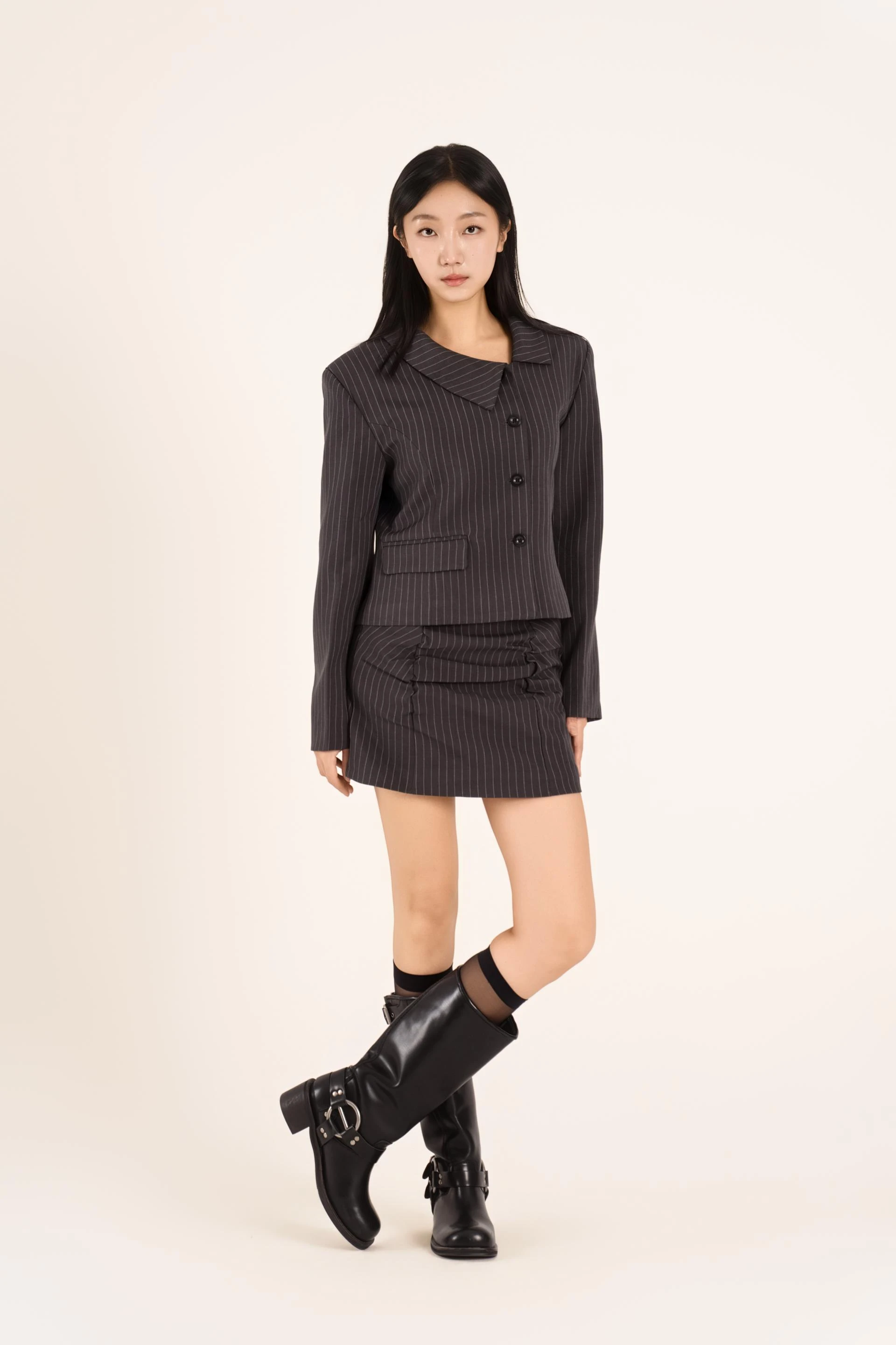 비대칭 버튼 셔링 미니 스커트 셋업