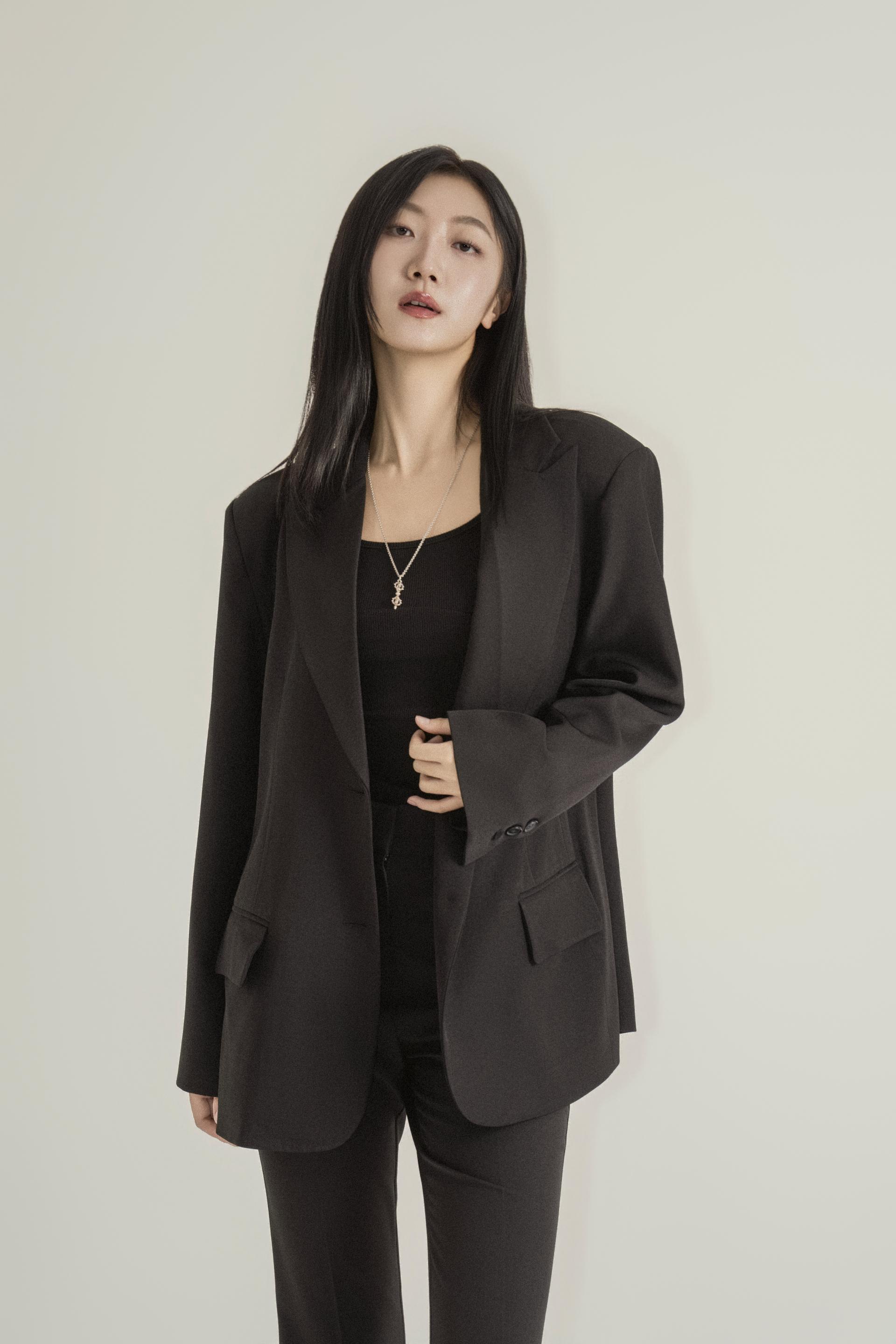 테일러드 세미부츠컷 시티 수트 셋업