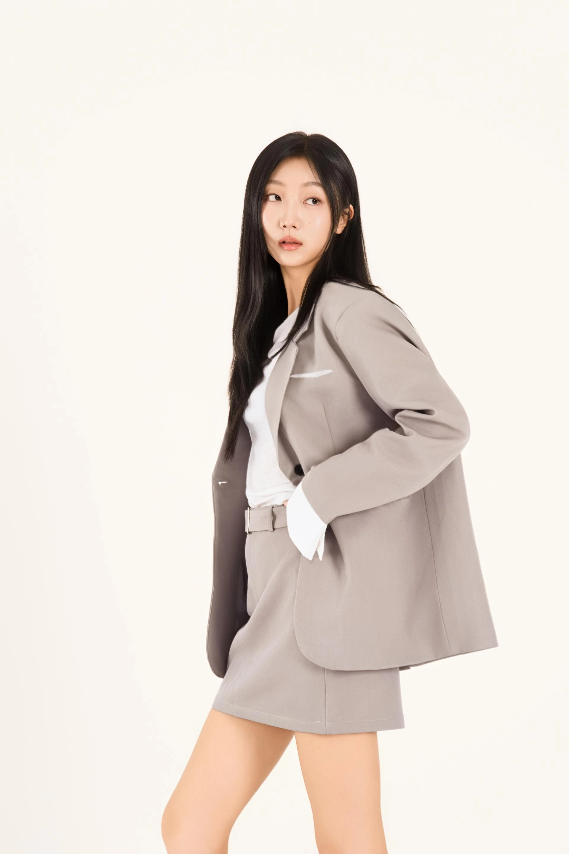 화이트 커프스 테일러드 미니 셋업