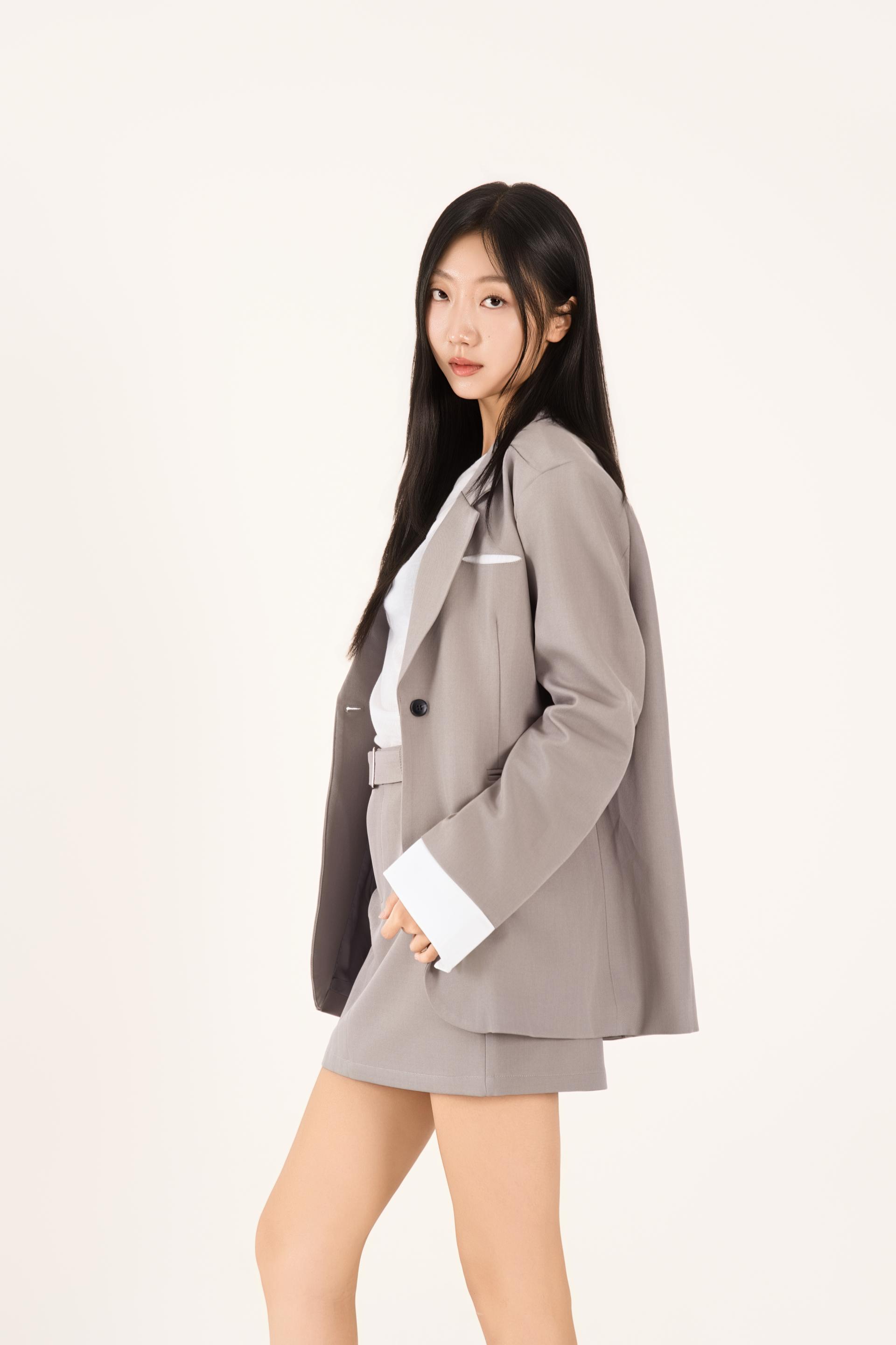 화이트 커프스 테일러드 미니 셋업