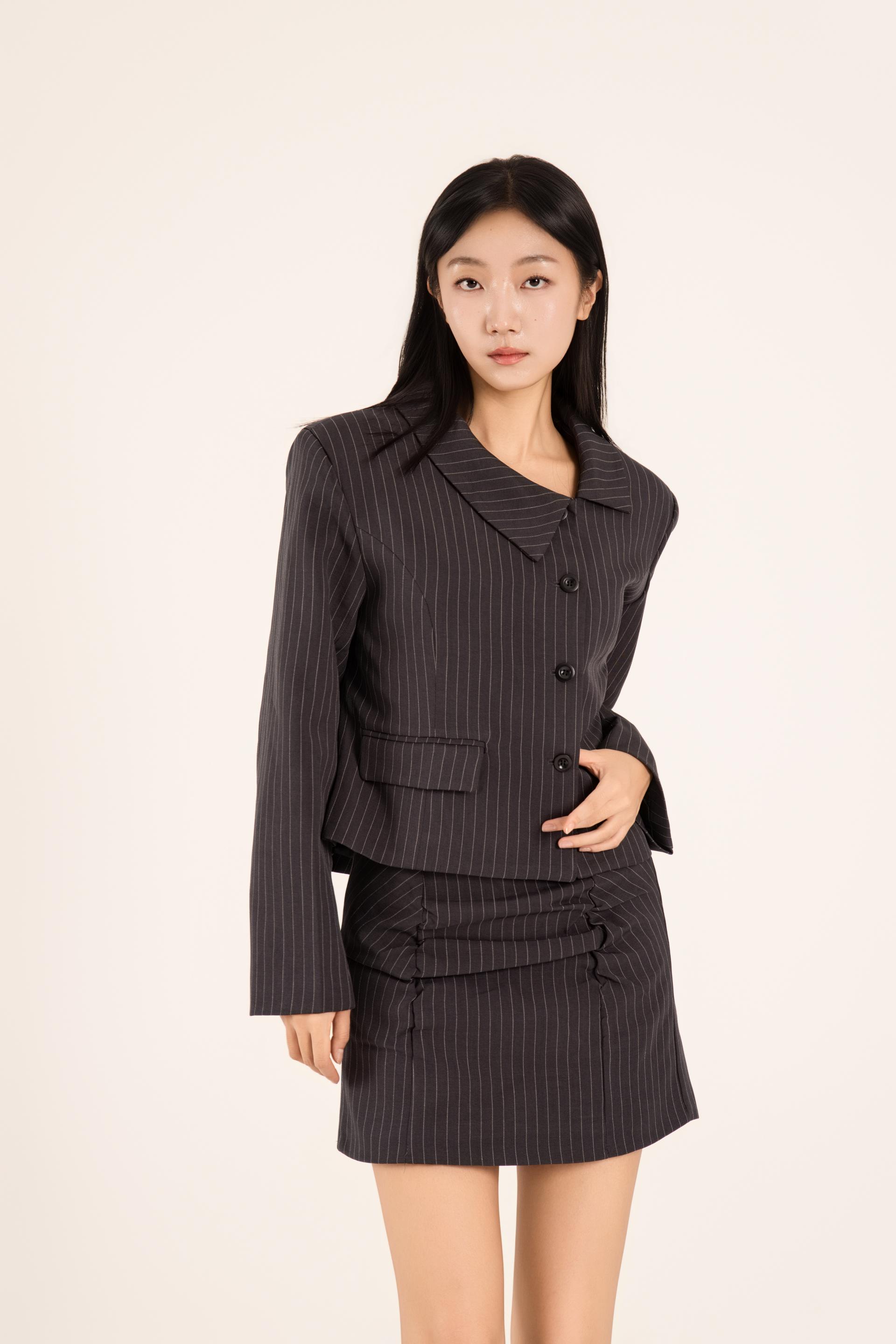 비대칭 버튼 셔링 미니 스커트 셋업