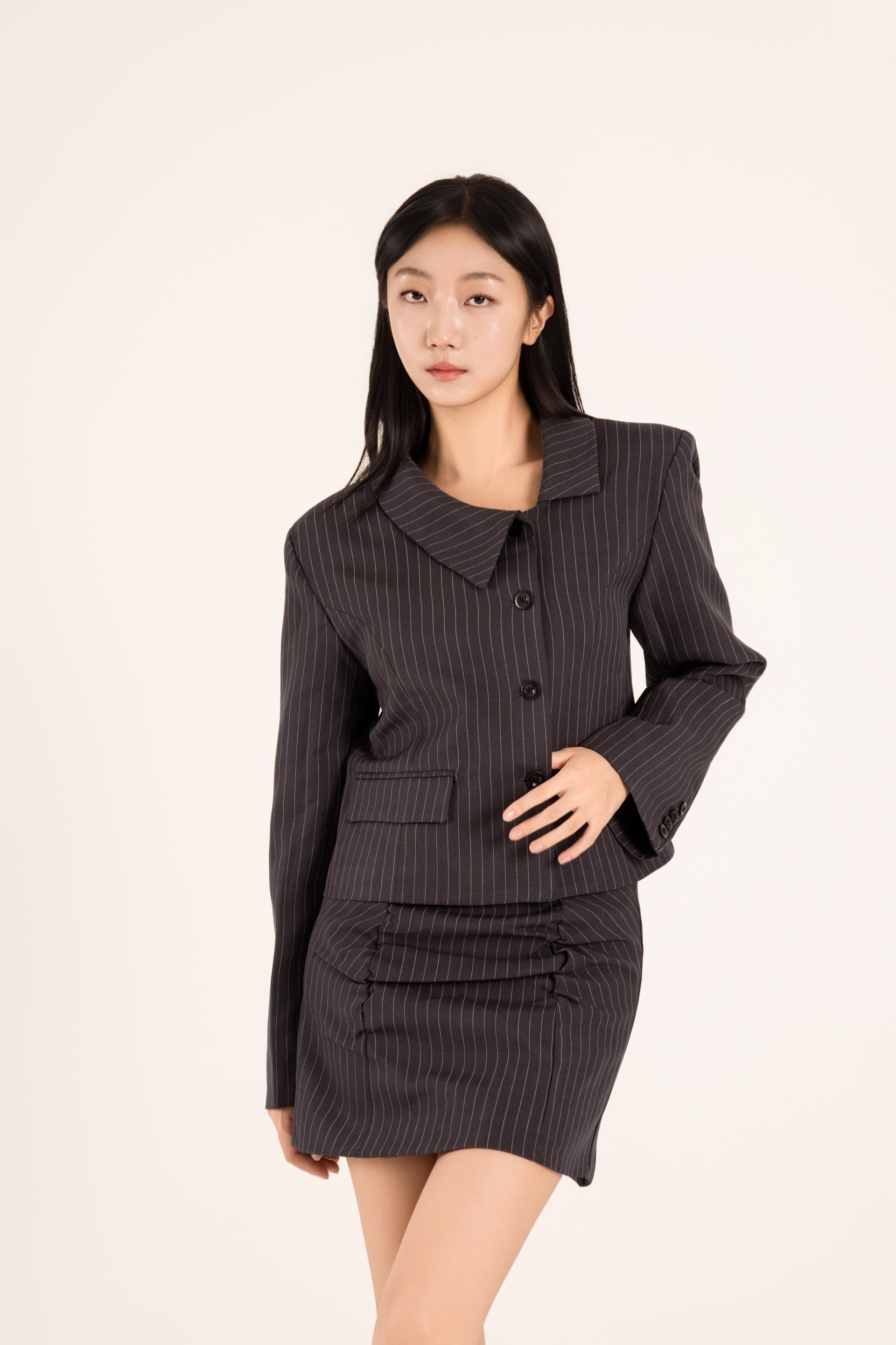 비대칭 버튼 셔링 미니 스커트 셋업