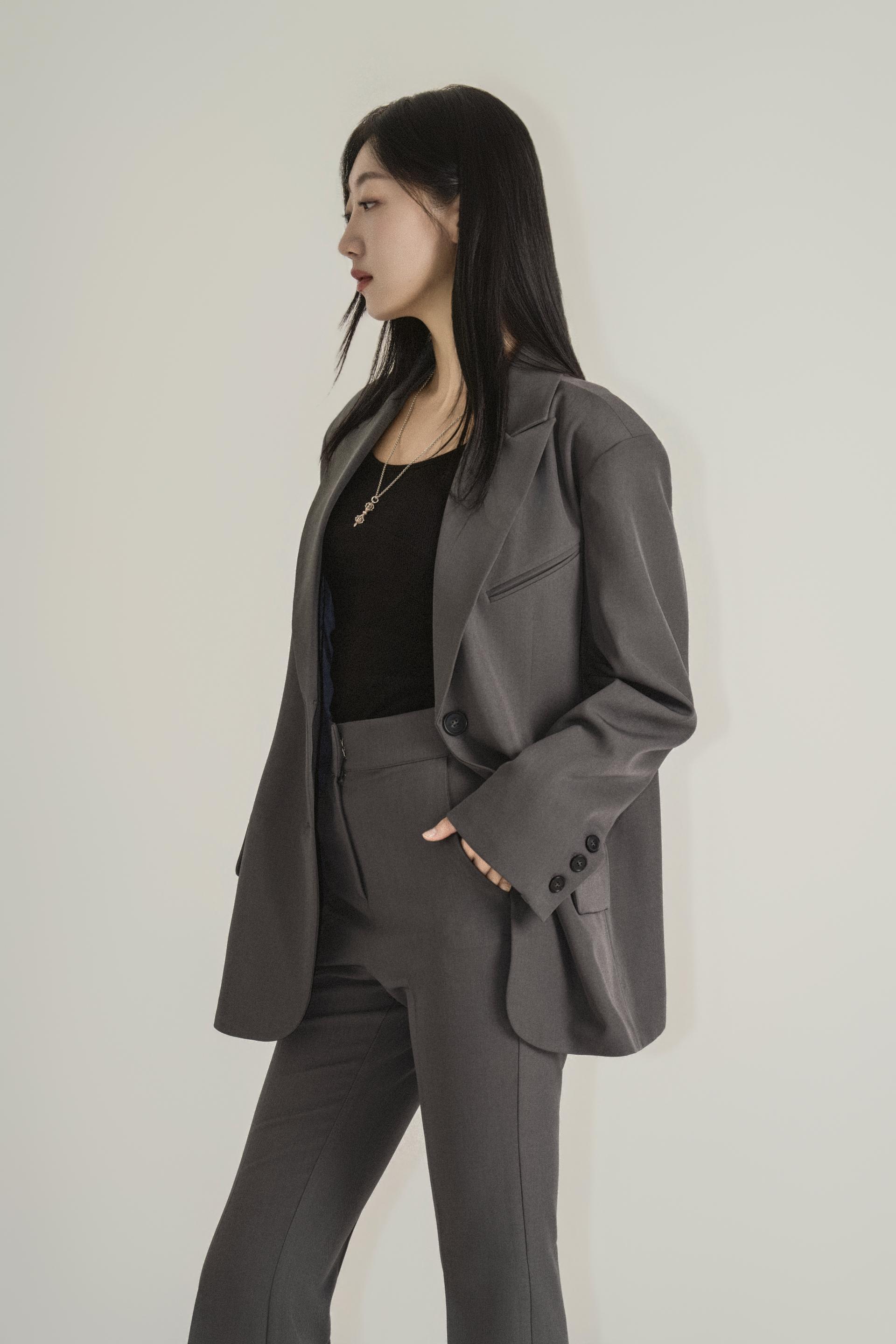 테일러드 세미부츠컷 시티 수트 셋업