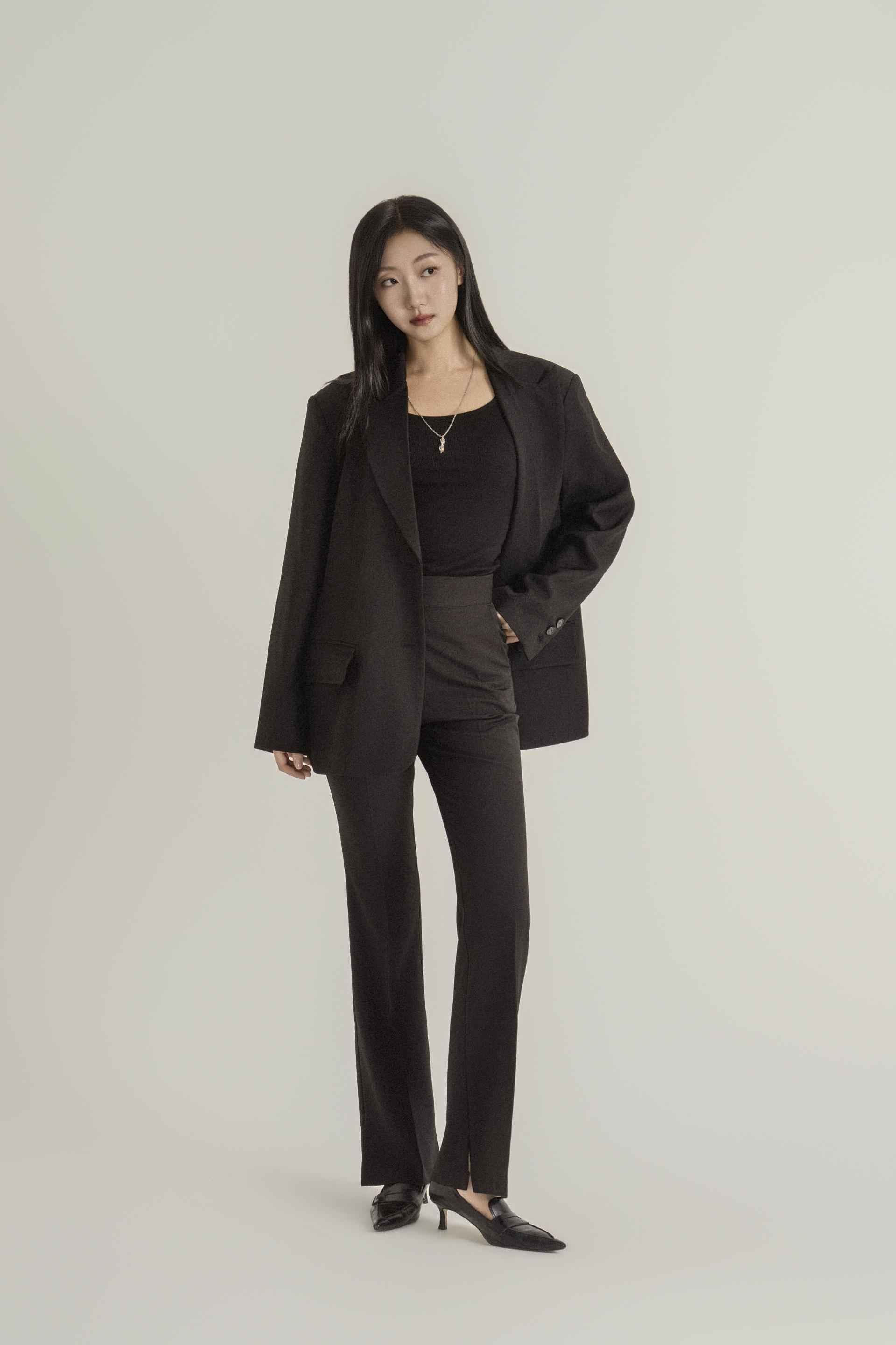 테일러드 세미부츠컷 시티 수트 셋업
