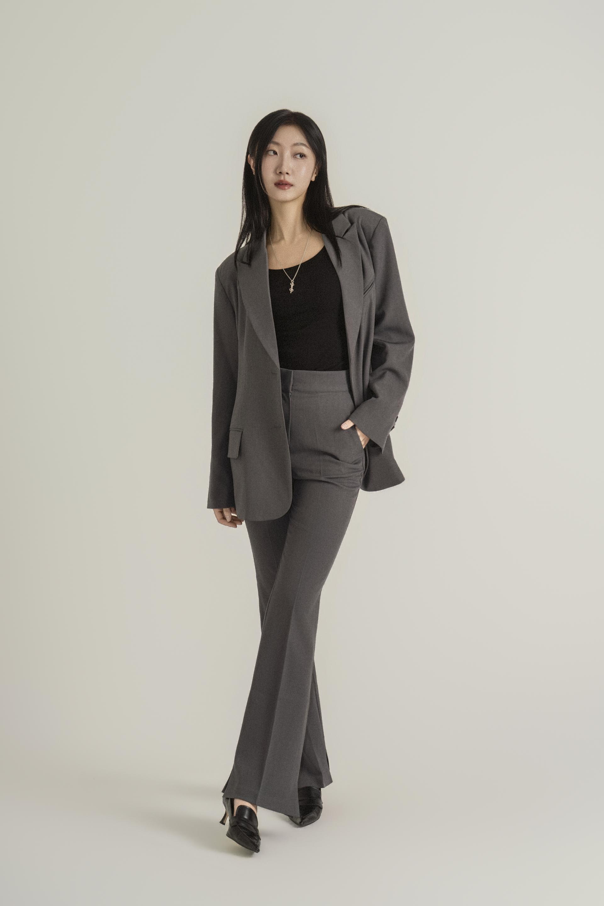 테일러드 세미부츠컷 시티 수트 셋업